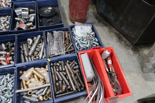 Div. Plastikkasser med varelager og reservedele