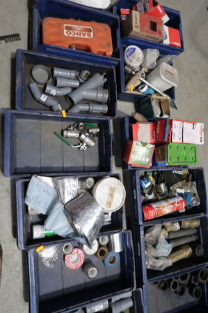 Div. Plastikkasser med varelager og reservedele