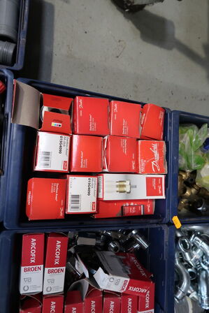 Div. Plastikkasser med varelager og reservedele