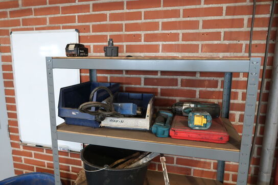 Lagerreol med div. Værktøj (defekt)