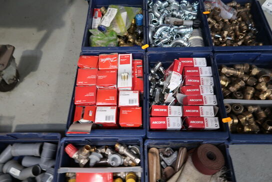 Div. Plastikkasser med varelager og reservedele