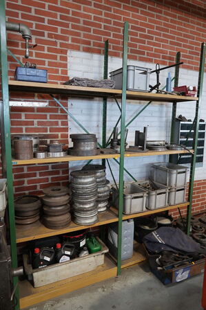 2 fag lagerreoler med div. Værktøj