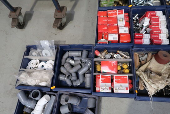 Div. Plastikkasser med varelager og reservedele