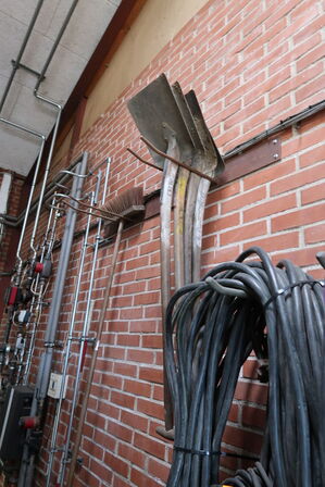 Div. Forlængerledninger samt løftestroppe og haveredskaber