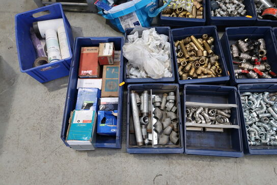 Div. Plastikkasser med varelager og reservedele