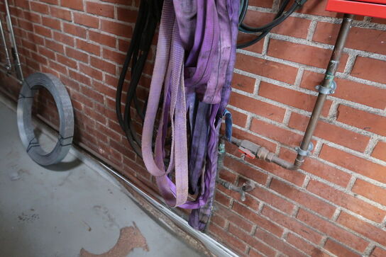 Div. Forlængerledninger samt løftestroppe og haveredskaber