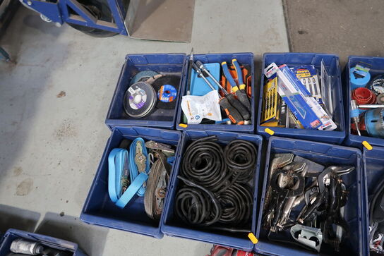 Div. Plastikkasser med værktøj