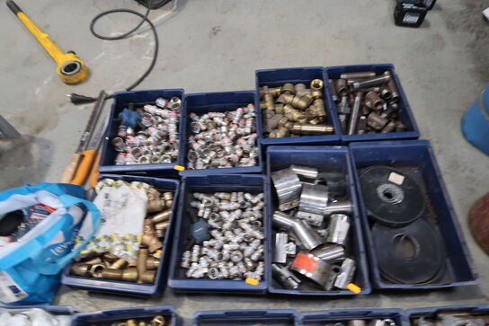 Div. Plastikkasser med varelager og reservedele