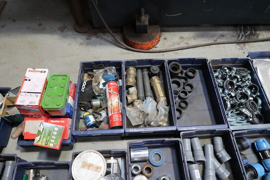 Div. Plastikkasser med varelager og reservedele