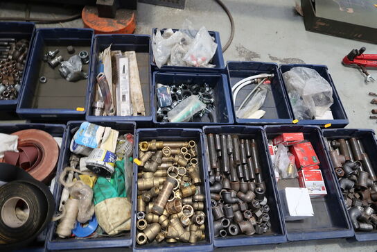 Div. Plastikkasser med varelager og reservedele