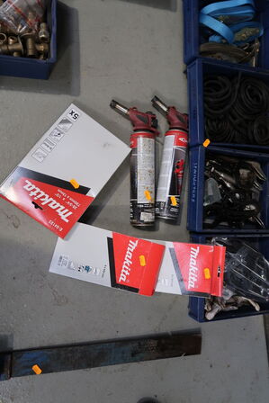 Div. Plastikkasser med værktøj