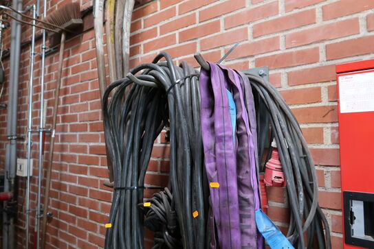 Div. Forlængerledninger samt løftestroppe og haveredskaber