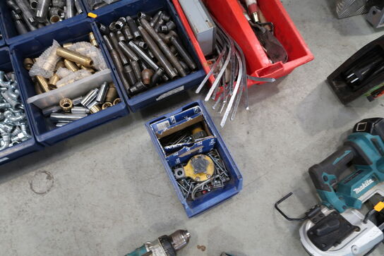 Div. Plastikkasser med varelager og reservedele