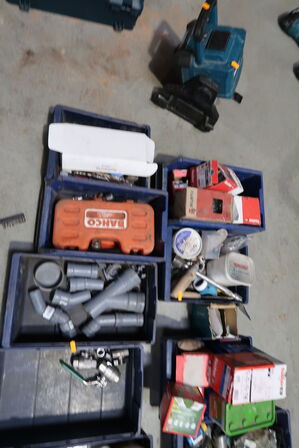 Div. Plastikkasser med varelager og reservedele