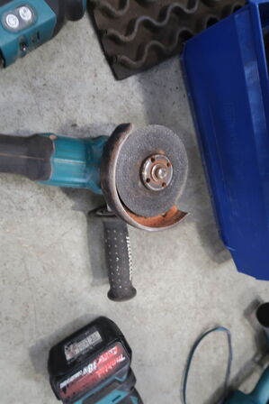 2 stk. akku håndværktøj MAKITA DJV181, DGA506 med 2 stk. batterier