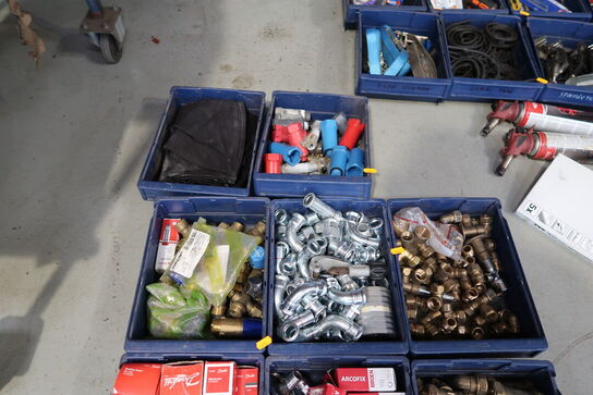 Div. Plastikkasser med varelager og reservedele