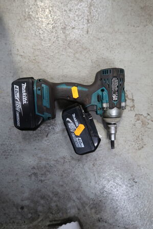 Akku bore/skruemaskine MAKITA DTW300 med 2 stk. batterier