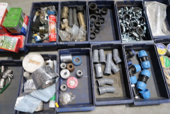 Div. Plastikkasser med varelager og reservedele