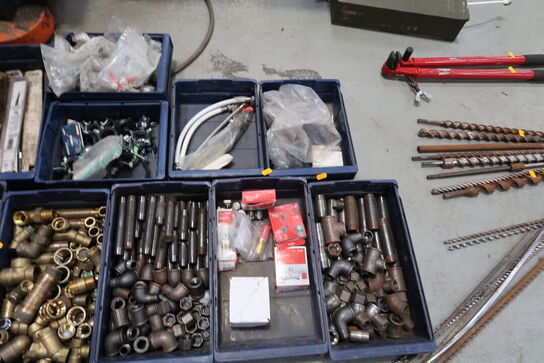 Div. Plastikkasser med varelager og reservedele