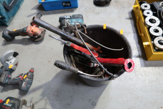 Spand med div. værktøj