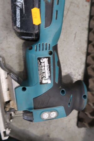 2 stk. akku håndværktøj MAKITA DJV181, DGA506 med 2 stk. batterier