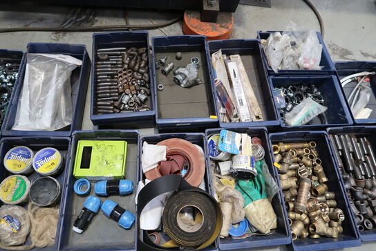 Div. Plastikkasser med varelager og reservedele