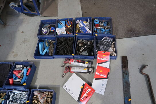 Div. Plastikkasser med værktøj