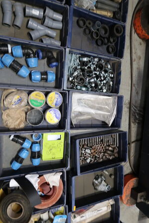 Div. Plastikkasser med varelager og reservedele