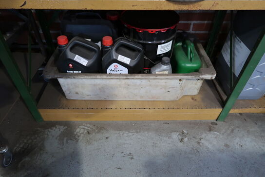 2 fag lagerreoler med div. Værktøj