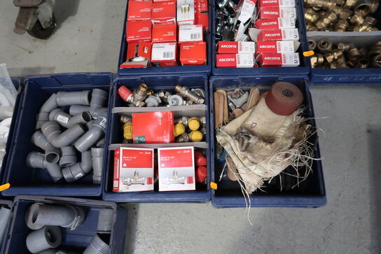 Div. Plastikkasser med varelager og reservedele