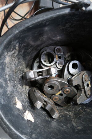 Spand med div. Pressekæber