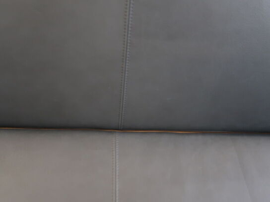 Læder hynde med ryglæn (monteres på mur) + ekstra siddehynde MOLBALLE (se beskrivelse)