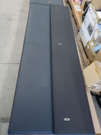 Læder hynde med ryglæn (monteres på mur) + ekstra siddehynde MOLBALLE (se beskrivelse)