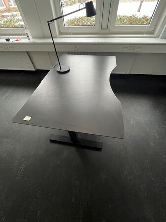 Tre hæve/sænkeborde samt en kontorstol