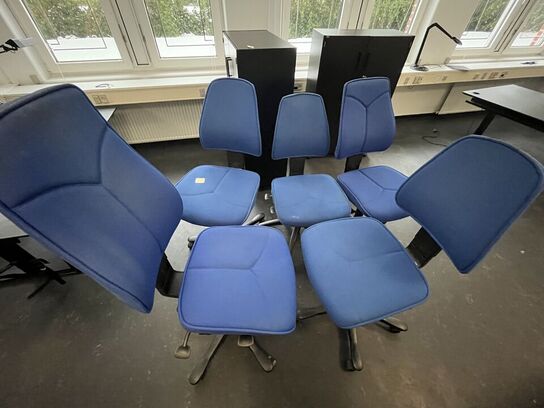 Fem kontorstole, assorterede