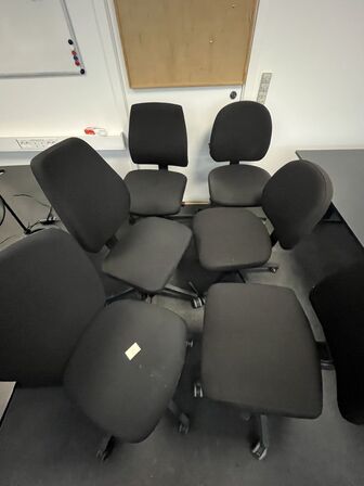 Seks kontorstole, assorterede