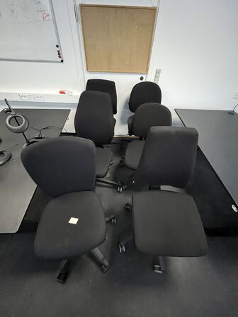 Seks kontorstole, assorterede