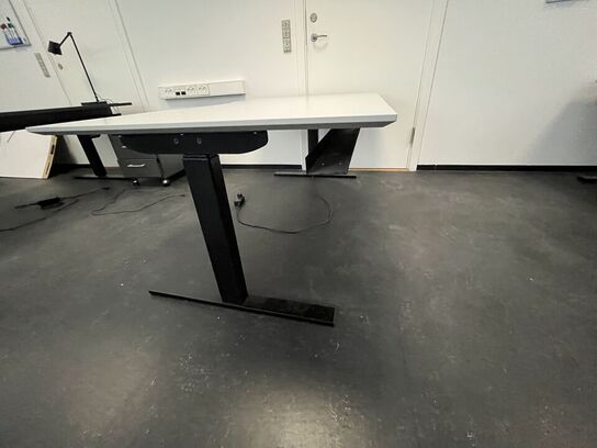 To hvide hæve/sænkeborde