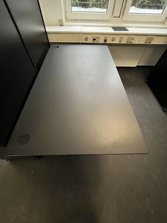 Syv hæve/sænkeborde, assorterede. 