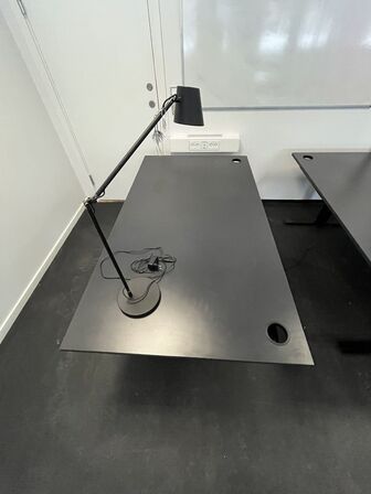 Fire hæve/sænkeborde. 