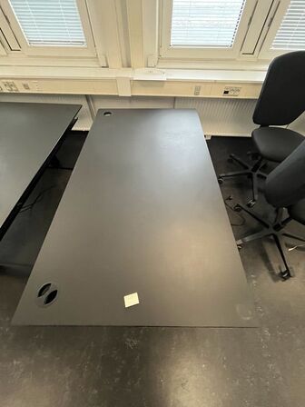 Fire hæve/sænkeborde. 