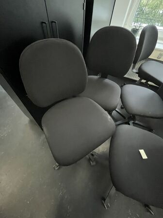 Fem kontorstole, assorterede