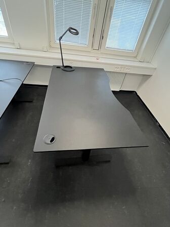 Ni hæve/sænkeborde, assorterede