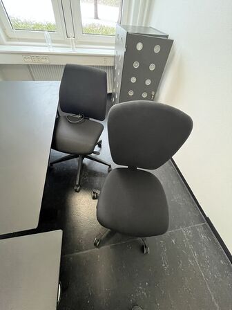 To hæve/sænkeborde med to kontorstole. 