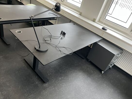 Fem hæve/sænkeborde, assorterede