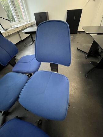 Fem kontorstole, assorterede