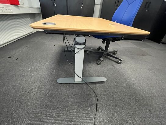 Hæve/sænkebord og stol. 