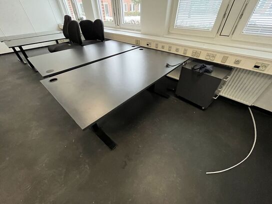 Fire hæve/sænkeborde. 