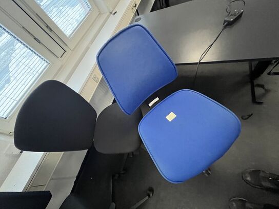 Fire kontorstole, assorterede