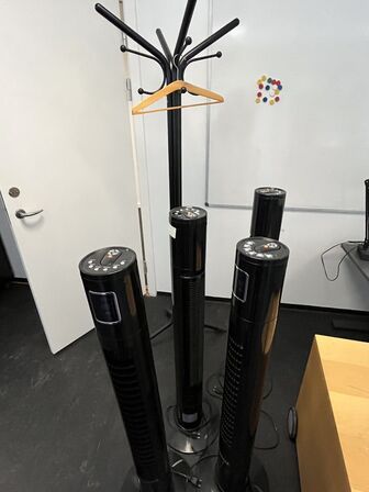 Fire ventilatortårne og en stumtjener